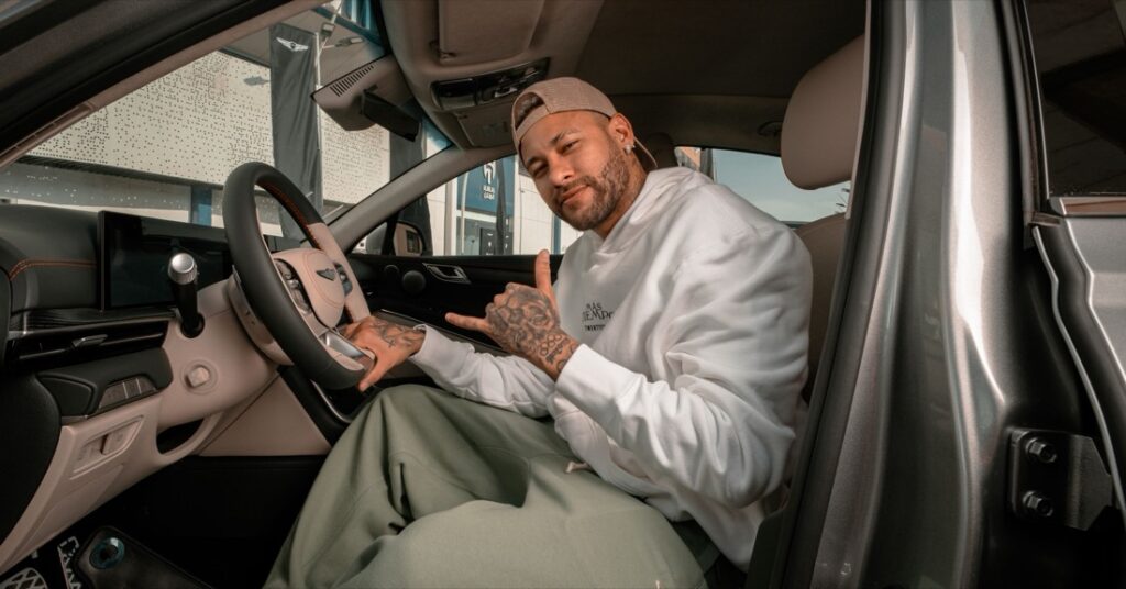 نجوم الهلال ينطلقون بأناقة مع سيارات جينيسيس الفاخرة